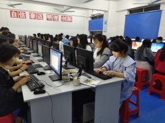 計(jì)算機(jī)專(zhuān)業(yè)學(xué)生在機(jī)房實(shí)操